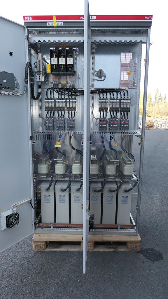 KE-79 ABB 300 kVAr kondensaattori, säätäjä